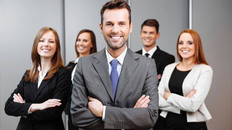 Manager che conduce una sessione di coaching con il team, simbolo di leadership empatica e sviluppo delle capacità di coaching manageriale come ascolto attivo, feedback costruttivo e intelligenza emotiva