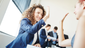 Donna motivata e sorridente che guarda avanti con determinazione, simbolo della motivazione, della fiducia e della crescita personale sviluppate attraverso il coaching