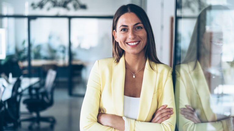 Persona sorridente che mostra sicurezza e serenità, simbolo di autostima, fiducia in sé stessi e crescita personale raggiunte attraverso il coaching
