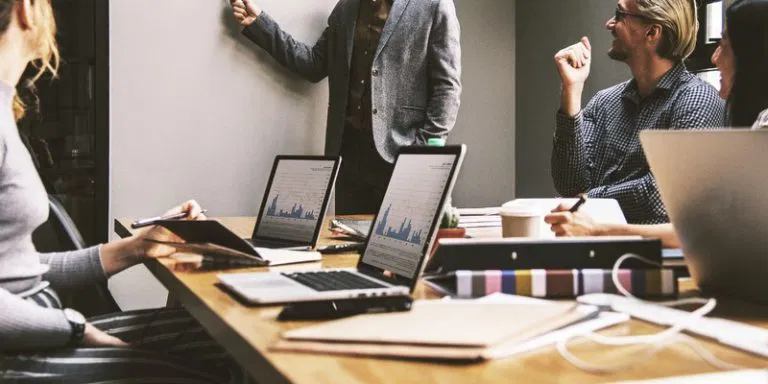 Team di formatori e coach professionisti durante una riunione di lavoro e condivisione strategie di formazione in coaching