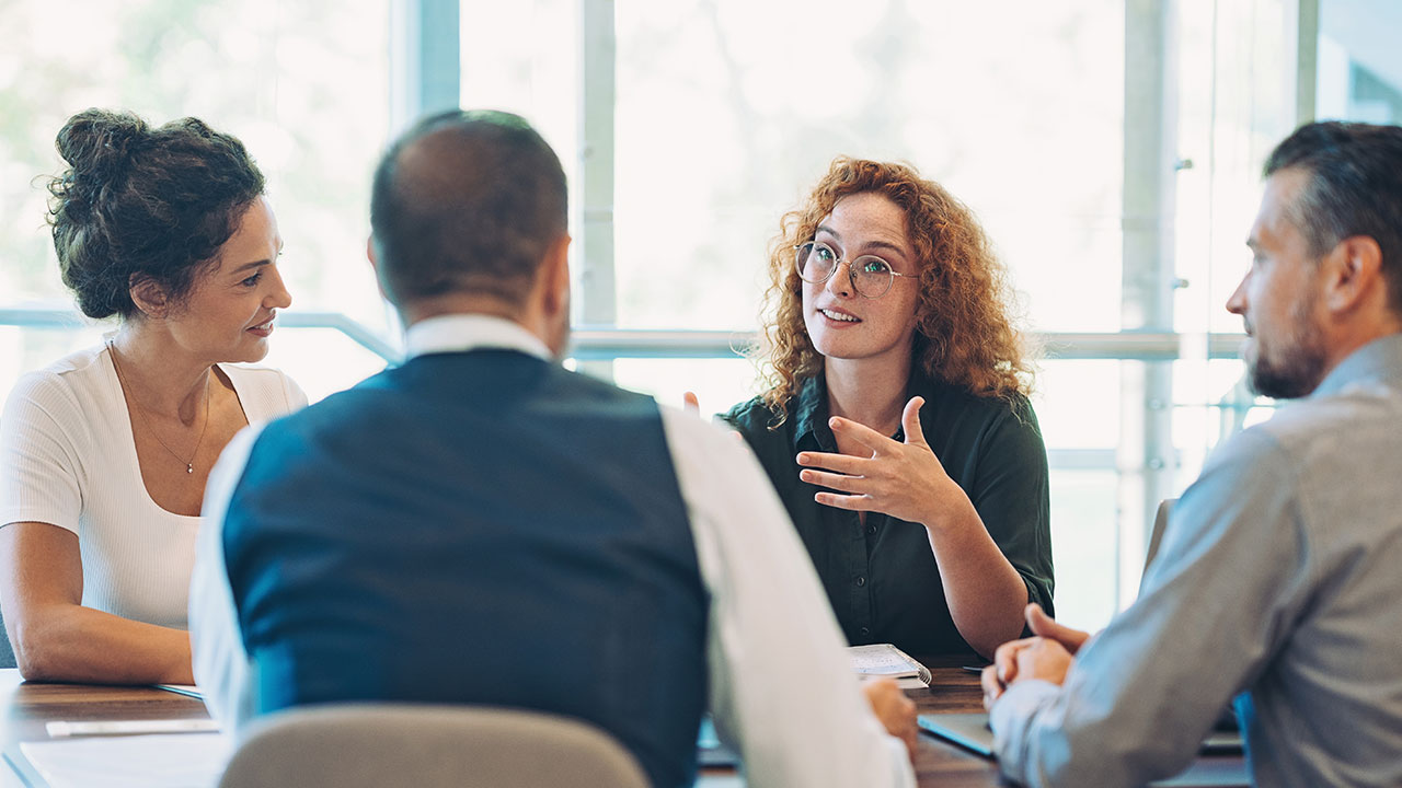 Incontro formativo tra coach e studenti durante un corso della scuola di coaching professionale orientato alla crescita personale e alla formazione certificata