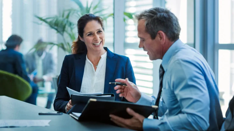 Donna sorridente che guarda con fiducia davanti a sé, simbolo di autostima, consapevolezza e miglioramento personale attraverso strategie di coaching efficaci