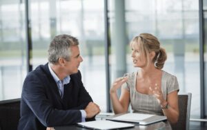 Coach professionista che accompagna un cliente verso la crescita personale e professionale durante una sessione di coaching — Scuola di Coaching Comediventarecoach: percorsi formativi per diventare coach e trasformare la tua vita.